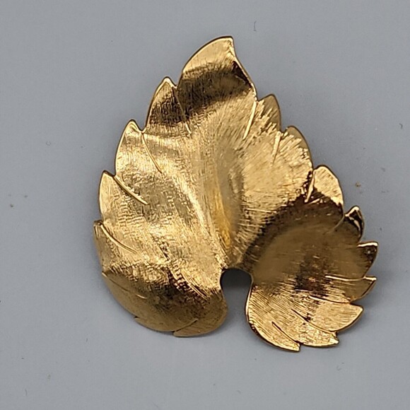 Vintage Mary Kay Large Gold Leaf Shape Clip-on Earrings 80's Bling - Picture 10 of 10